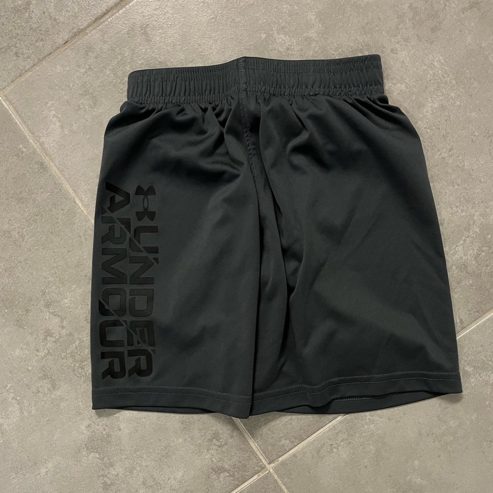 Under Armour boy’s dark gray shorts size 7